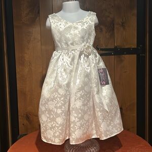 NWT Ellie Kids White Satin Floral Dress with Sash 2T